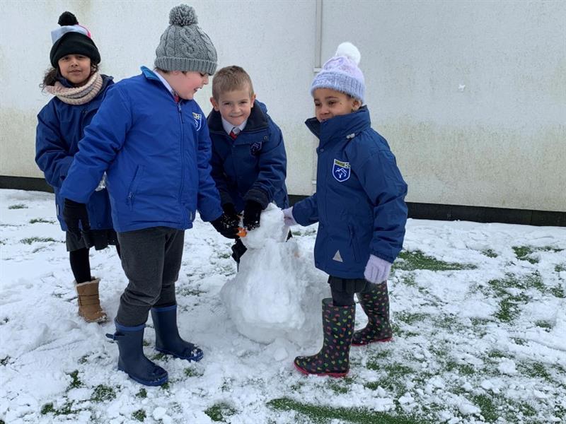 children build a snowman