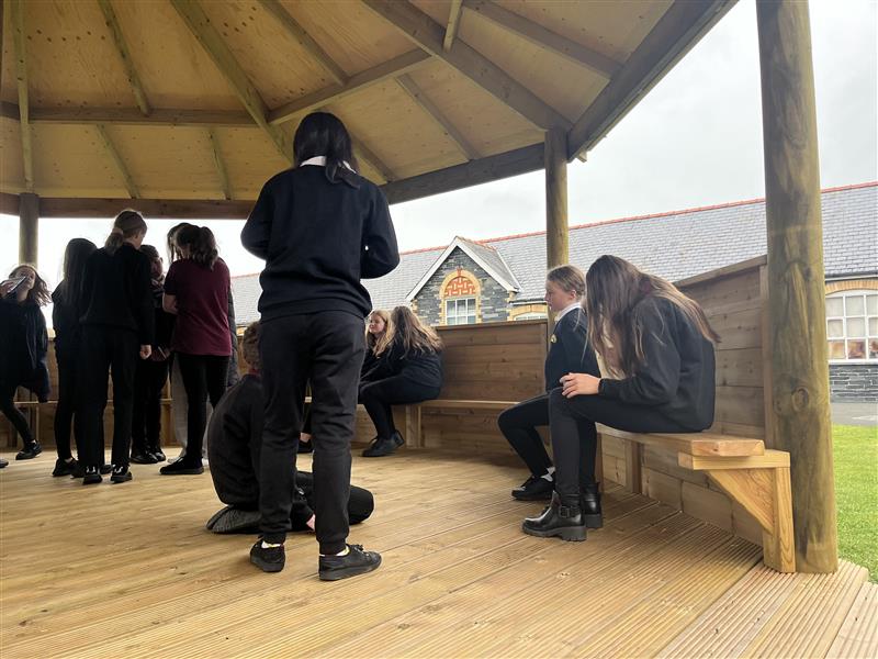 Children sat in the outdoor gazebo at Ysgol Uwrchradd Tywyn 