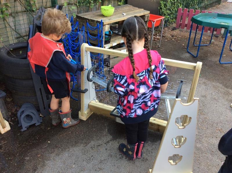 https://www.pentagonplay.co.uk/products/imaginative-and-creative/mud-sand-and-water-play/mini-eyfs-water-wall