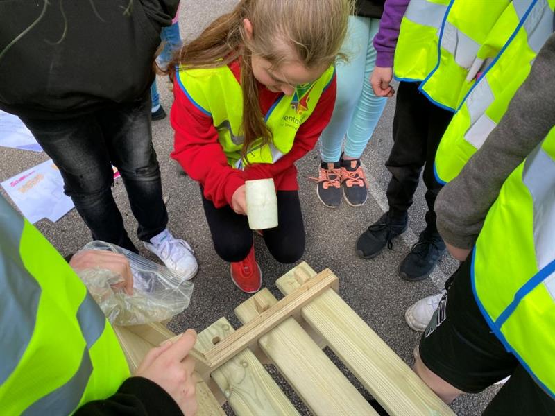 children work together to build the leavers bench